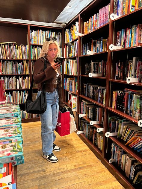 Bookstore Aesthetic Outfit, Hayley Pham, Destiny Sidwell, Book Girlies, Bookstore Aesthetic, Fall Friends, No Boys Allowed, Reading Aesthetic, All Too Well