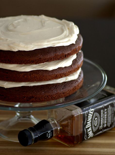 Jack Daniels Whiskey Chocolate Cake Jack Daniels Chocolate, Jack Daniels Recipes, Good Desserts, Jack Daniels Cake, Coke Cake, Whiskey Chocolate, Deserts Cupcakes, Alcohol Cake, Whiskey Cake