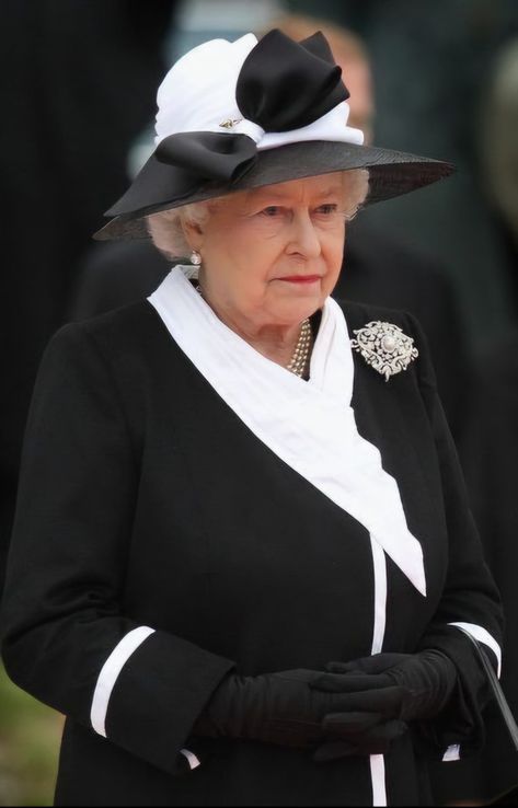 Elizabeth Outfit, Queen Elizabeth Photos, The Queen Of England, Queen Hat, Rainha Elizabeth Ii, Fascinator Wedding, Queen E, Hm The Queen, Reine Elizabeth Ii