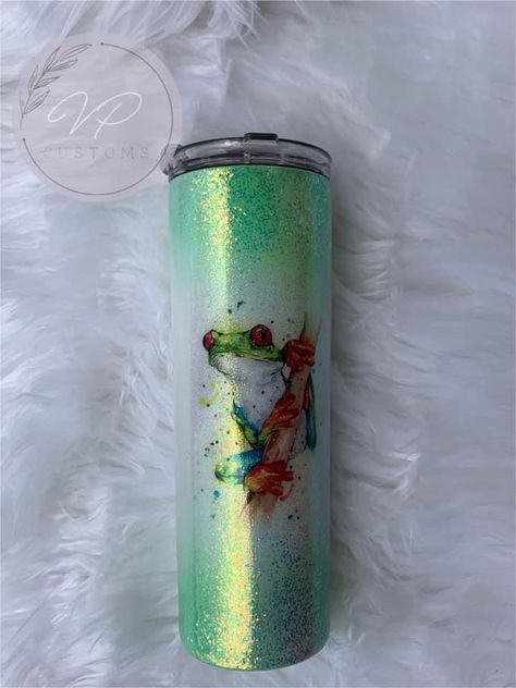 Frog Tumbler Cup Ideas, Frog Tumbler Ideas, Frog Tumbler, Tumblers Ideas, Resin Pens, Epoxy Cups, Resin Tumblers, Cup Designs, Glitter Tumblers