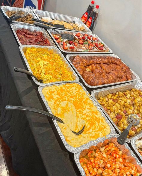 Food Platters Breakfast, Buffet Style Brunch Ideas, Menu For Big Party, Party Food Ideas For Adults Buffet, Melanin Brunch Ideas, Birthday Food Ideas For Adults Dinner Parties, Birthday Dinner Ideas Family, Breakfast Plates Black People, Breakfast Buffet Ideas Brunch Party