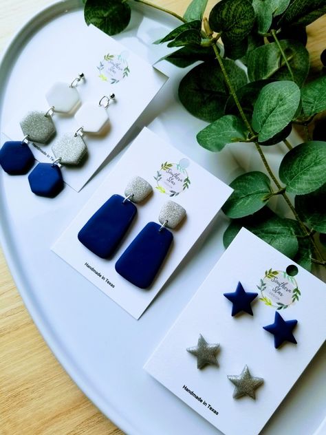 Dallas Cowboys Clay Earrings, Clay Jewelry Business, Polymer Clay Earring Ideas, Ideas Con Porcelana Fria, Shalwar Design, Polymer Clay Accessories, Clay Earring Ideas, Textile Earrings, Clay Flower Jewelry