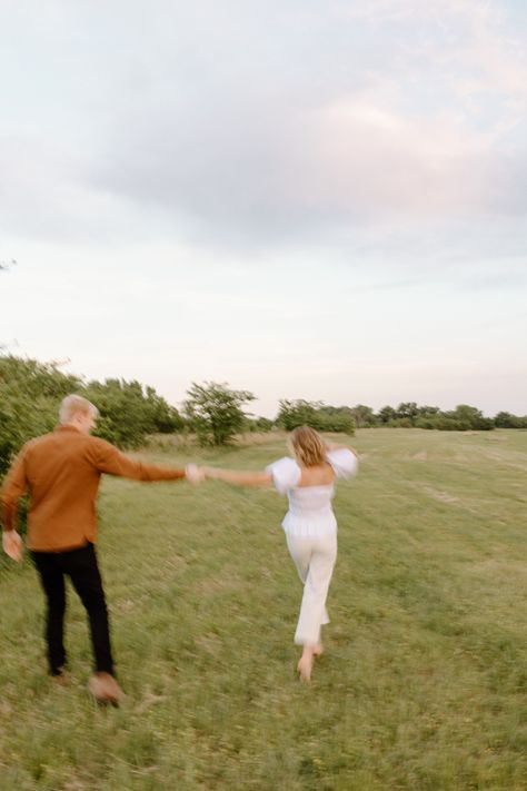 Motion Blur Family Photos, Motion Blur Engagement Photos, Blurry Couple Aesthetic, Blurry Couple Photos, Blurry Couple Pics, Blurry Engagement Photos, Blurry Photography, Italy Photoshoot, Field Pics