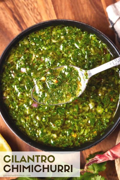 Authentic Chimichurri Recipe, Chimichurri Recipes, Poulet General Tao, Cilantro Chimichurri, Chimichurri Sauce Recipe, Mexikansk Mat, Chimichurri Recipe, Cilantro Sauce, Chimichurri Sauce