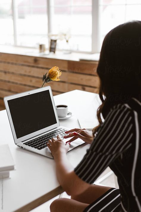 Flower And Coffee, Typing On Computer, Woman Working On Laptop, Woman With Dark Hair, Working On Laptop, Brunette Woman, Career Woman, Secret To Success, Black Business