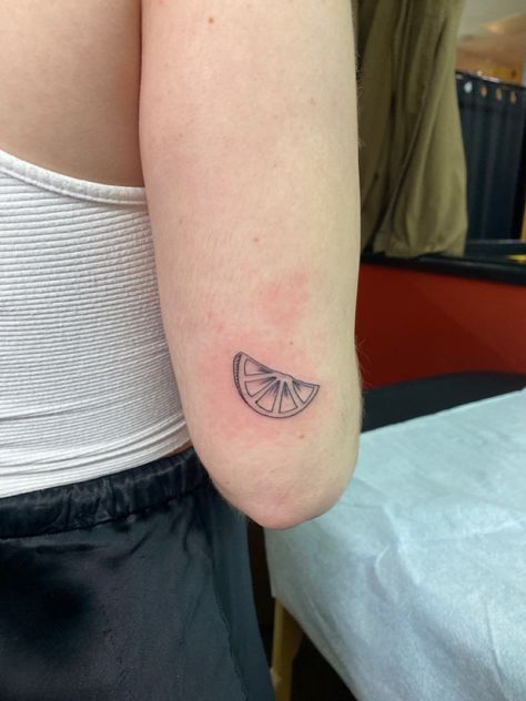 American Traditional Tiny Tattoo, Simple Orange Slice Tattoo, Mandarin Orange Tattoo, Orange Segment Tattoo, Citrus Slice Tattoo, Clementine Tattoo Black And White, Half Orange Tattoo, Orange Tattoo Ideas, Orange Stamp Tattoo