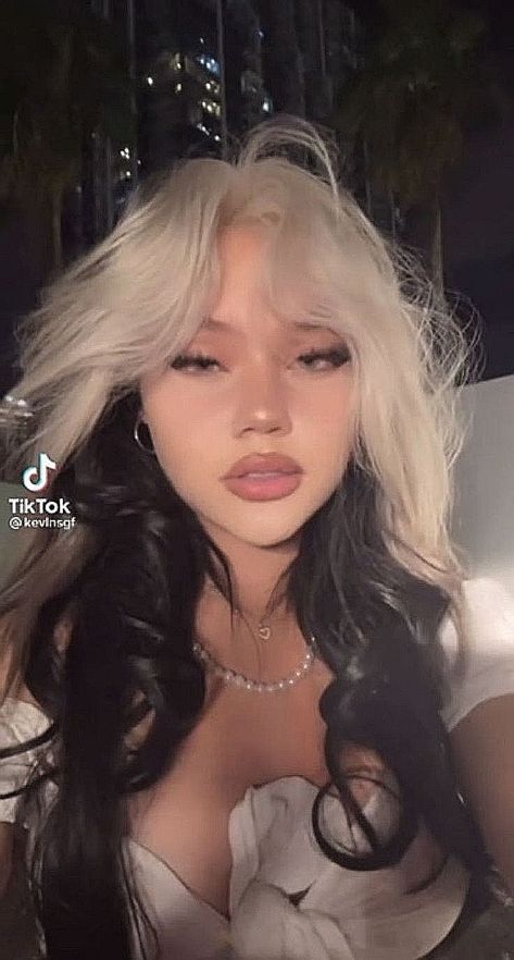 White Hair Highlights, Egirl Hair, Hair Streaks, Dyed Hair Inspiration, Pretty Hair Color, Hair Stylies, Colorful Hair, Dye My Hair, Hair Dye Colors