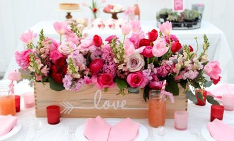 I have rounded up10 Valentine's Day Table Decorations for you. So many different ideas that you'll find one that you'll want to recreate! #DIY #crafts #Valentines Day #flowers #holidays #valentinesdayideas #holidaytables #valentinesdaytabledecor #valentinesdaytable #decor Cheap Table Decorations, Valentine Day Table Decorations, Saint Valentin Diy, Valentines Bricolage, Valentines Party Decor, Valentine Centerpieces, Valentinstag Party, Diy Valentine's Day Decorations, Deco Rose