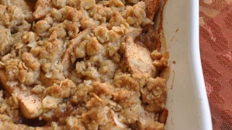 Apples are topped with a brown sugar, instant oatmeal crust, sprinkled with walnuts, drizzled with maple syrup and baked until tender. Instant Oatmeal Packets, Oatmeal Crisp, Best Apple Crisp, Apple Crisp Easy, Oatmeal Packets, Instant Oatmeal, Garden Food, Apple Crisp Recipes, Crisp Recipe