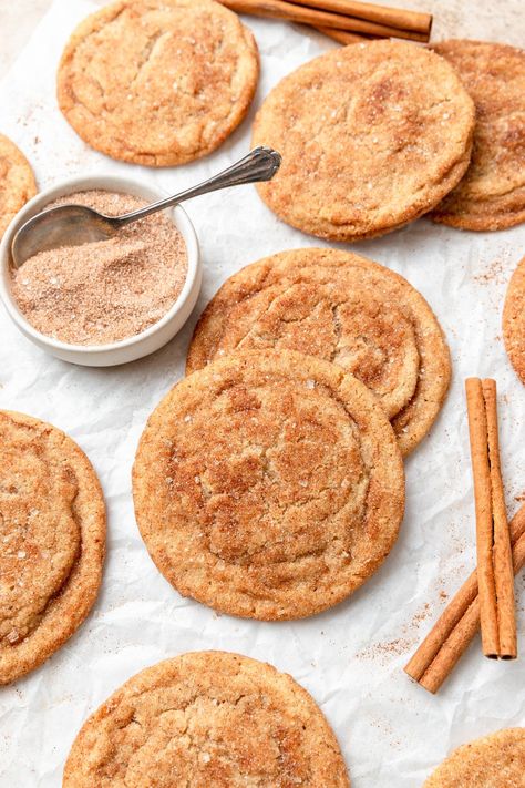 These brown butter snickerdoodles have crispy edges, soft chewy centers, and are rolled in cinnamon sugar for that classic snickerdoodle cookie flavor! Cookies Brown Butter, Doodle Cookies, Snickerdoodles Recipe, Christmas Cookie Recipes Holiday, Chocolate Chip Pecan Cookies, Snickerdoodle Cookie, Blueberry Cookies, Snickerdoodle Recipe, Cookie Bakery