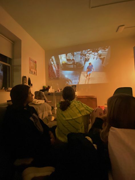 Movie Night Apartment, College Movie Night, Movie Night Projector Inside, Dorm Movie Night, Movie Nights With Friends, Senior Movie Night, Friends At Home Aesthetic, Movie Projector Aesthetic, Film Night Aesthetic