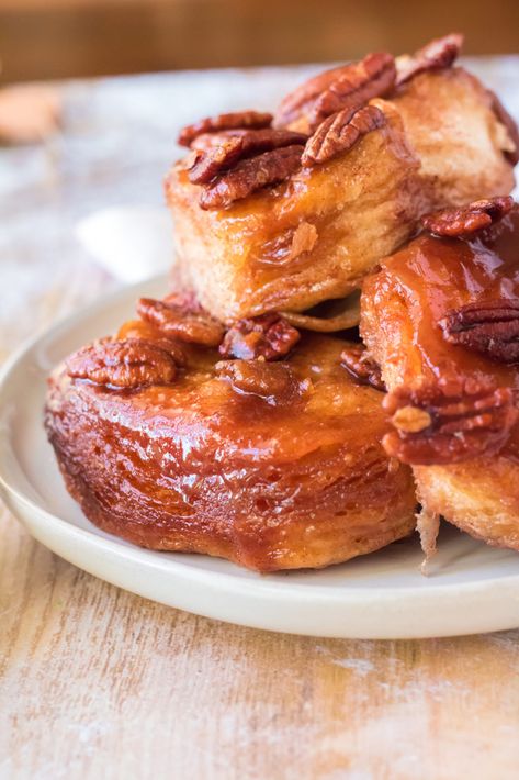 Slow Cooker Sticky Buns Sticky Buns Recipe, Sticky Buns Recipes, Recipe Slow Cooker, Easy Treat, Buns Recipe, Biscuit Dough, Make Breakfast, Sticky Buns, Easy Treats