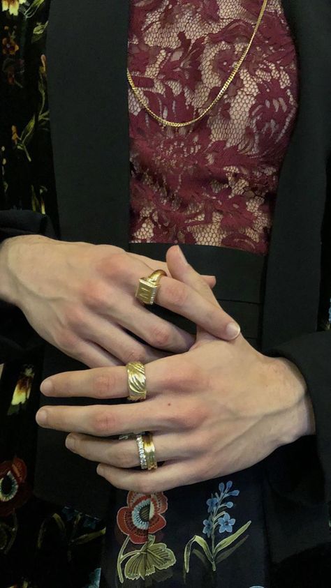 I /may/ have a hand kink Hands With Rings, Wedding Ring Pictures, Edgy Accessories, Hand Rings, Hand Pictures, Male Hands, Ringe Gold, Pretty Hands, Wedding Dress Trends