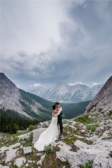 Breath-taking Mountain Wedding Photo Ideas On Top Of A Mountain, Mountain Wedding Photos, How To Dress For A Wedding, Top Of A Mountain, Styl Boho, List Template, Guest List, Forest Wedding, Romantic Weddings