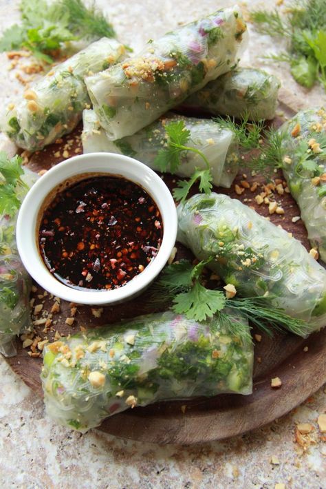 vegan summer rolls Summer Rolls Recipe, Vegan Spring Rolls, Carb Cycling Diet, Vegan Summer Recipes, Vegan Potato, Summer Rolls, Potato Cakes, Vegan Foods, Vegan Dishes