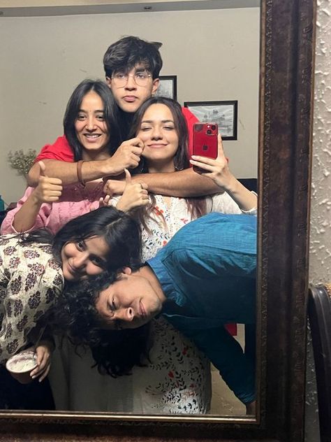 4 Cousins Photo Ideas, Cousins Photo Poses, 4 Friends Pictures Aesthetic, Photos With Cousins, Cute Sibling Pictures, Aesthetic Poses With Friends, Cousins Pics, Cousins Pictures, Sibling Aesthetic