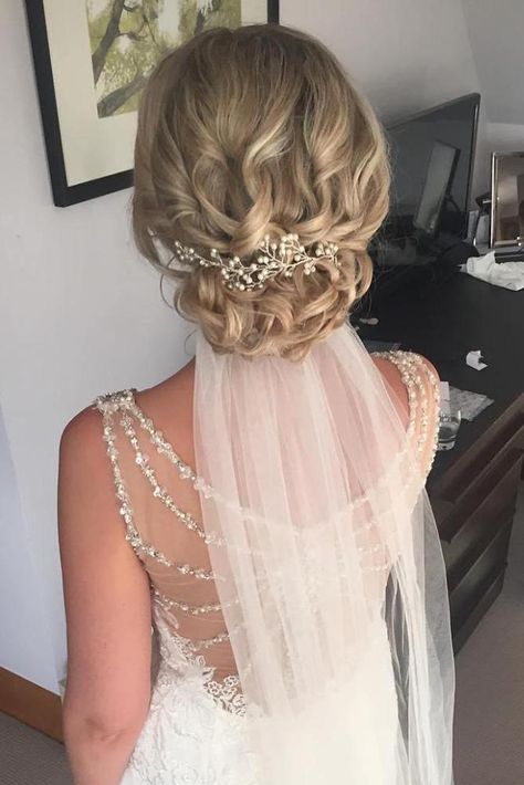 wedding hairstyles with veil on blonde bridal hair with low curly updo jojo_hicks_mua via instagram Blonde Bridal Hair, Bride Hairstyles With Veil, Wedding Hair Front, Chignon Updo, Wedding Hairstyles For Medium Hair, Wedding Hairstyles Medium Length, Curly Wedding Hair, Vlasové Trendy, Wedding Hairstyles With Veil