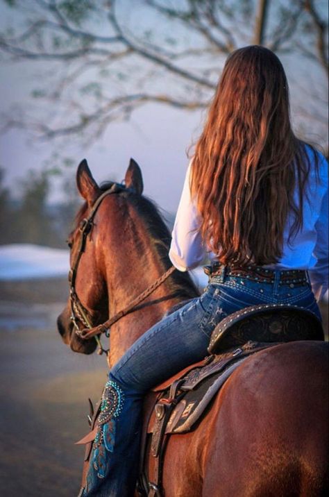 Riding Horse Photoshoot, Cute Horse Pictures Ideas Photo Shoot, Horse Poses Photo Shoots, Poses With Horses Photo Ideas, Horse Photo Shoot Ideas, Horse Riding Photoshoot, Senior Picture Ideas With Horses, Senior Picture Ideas Western, Cowgirl Photoshoot Ideas