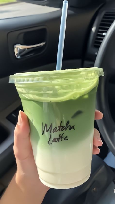 matcha aesthetic, matcha latte, green tea, healthy lifestyle, wellness spa girl, self care Kue Macaroon, Matcha Drink, Iced Matcha Latte, Green Tea Latte, Coffee Obsession, Iced Matcha, Pretty Drinks, Iced Latte, Iced Drinks