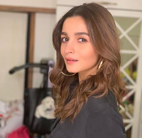 Alia Bhatt Alia Bhatt Hair, Global Hair Color, Alia Bhatt Hairstyles, Hairstyles For Gowns, Light Makeup Looks, Alia Bhatt Photoshoot, Celebrity Hair Stylist, Colored Highlights, Alia Bhatt