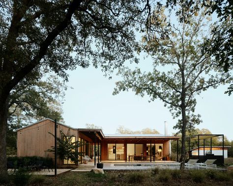 This Holiday Home Seamlessly Connects Indoors and the Lush Prairie Landscape - Mid Century Home Texas Prairie, Usa Images, Global Architecture, Robie House, Orange Door, 1960s Home, Prairie Home, Mid Century Home, Flagstone Flooring