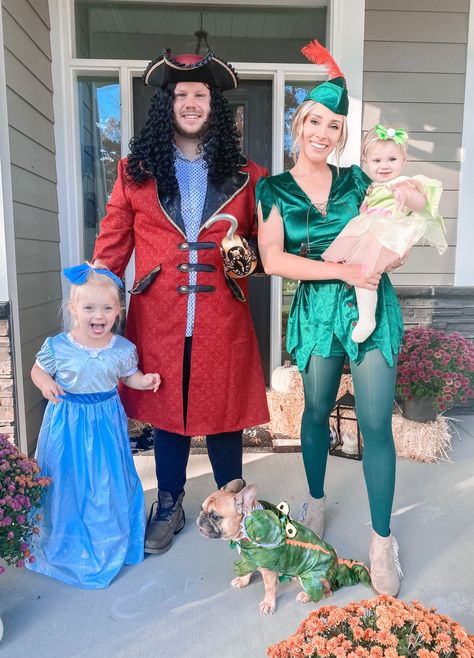 Superhero Family Costumes, Fun Halloween Outfits, Family Costumes Diy, Family Halloween Costume Ideas, Family Themed Halloween Costumes, Peter Pan Costume, Family Halloween Costume, Halloween Costumes For Family, Themed Halloween Costumes