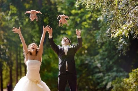 Bride and groom throwing raw chicken in the air to celebrate their wedding day Awkward Wedding Photos, Funny Wedding Pictures, Wedding Fail, Russian Wedding, Foto Langka, Awkward Family Photos, Funny Wedding Photos, Photo Couple, Wedding Humor