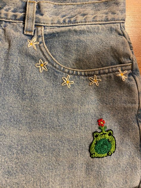 embroidery frog jeans Embroidery Jeans Diy, Clothes Embroidery Diy, Diy Embroidery Patterns, Hand Embroidery Projects, New Template, Star Embroidery, Embroidery On Clothes, Cute Embroidery, Embroidery Patterns Free