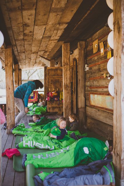 Outdoor Education Kindergarten, Forest School Classroom, Nature School Outdoor Classroom, Outdoor Daycare, School Outdoor Classroom, Outdoor Kindergarten, Forest Preschool, Camping Mats, Forest Kindergarten