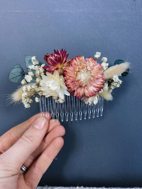 Dried Flower Hair Comb, Dried Flower Bouquet Wedding, Dried Wedding Flowers, Wedding Hair Ideas, Flower Hair Clips Wedding, Dried Flower Wedding, Flower Wedding Hair, Dried Flower Bouquets, Women's Retreat