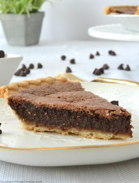 Old Fashioned Chocolate Fudge Pie - a classic southern staple to serve any time of the year - but especially during Thanksgiving! Choc Desserts, Fudge Pie Recipe, Chocolate Chess Pie Recipe, Chocolate Fudge Pie, Easy Chocolate Pie, Chess Pie Recipe, Chocolate Chess Pie, Old Fashioned Fudge, Fudge Pie