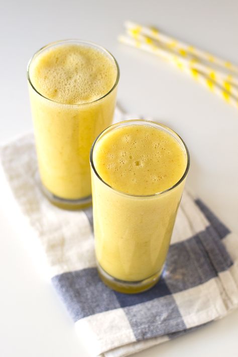 Detox smoothie #vegan Yellow Smoothie, Crunches Challenge, Workout Smoothie Recipes, Detox Waters, Chopped Pineapple, Full Body Detox, Crunches Workout, Natural Detox Drinks, Detox Water Recipes