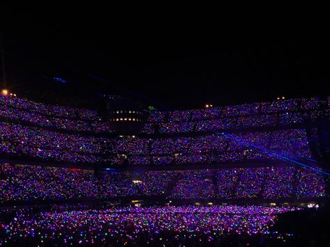 #coldplay #concert #milano #aesthetic #summer #memories Coldplay Concert Aesthetic, Singer Lifestyle, Milano Aesthetic, Concert Crowd, Coldplay Concert, Party Aesthetic, Concert Aesthetic, Famous Singers, Summer Memories