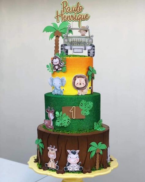 Bolo Fake Safari, Festa Safari Baby, Jungle Theme Birthday Party, 1st Birthday Pictures, Jungle Theme Birthday, Jungle Birthday Party, Jungle Cake, Safari Theme Birthday, Safari Cakes