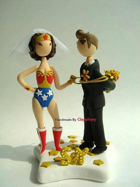 Wonder Woman Wonder Woman Cake Topper, Wonder Woman Wedding, Wonder Woman Cake, Wedding Funny, Funny Wedding Cakes, Blonde Female, Funny Wedding Pictures, Funny Wedding Cake Toppers, Topper Wedding