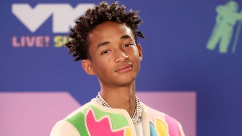 Despite not having appeared on the big screen for a long time now, Jaden Smith has worked with some of the biggest names in the industry. Keanu Reeves, the legendary star of The Matrix, was one of them. Back in 2008, the two were spotted sharing a movie screen. For the then-10-year-old Jaden and the Hollywood titan, it was a wonderful experience.  Junior Smith aced a difficult audition for a role in his father Will Smith’s 2006 film The Pursuit of Happyness and made his Hollywood debut. This par Most Hated Celebrities, Paola Locatelli, Popular Rappers, Oxygen Mask, Jaden Smith, The Smiths, Mask Halloween, Mtv Videos, How Many Kids