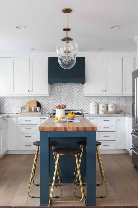 California Eclectic Home-Lindye Galloway Interiors-11-1 Kindesign Butcher Blocks, Herringbone Backsplash, New Kitchen Cabinets, White Kitchen Design, Apartment Style, Transitional Kitchen, Blue Island, Trendy Kitchen, Counter Tops