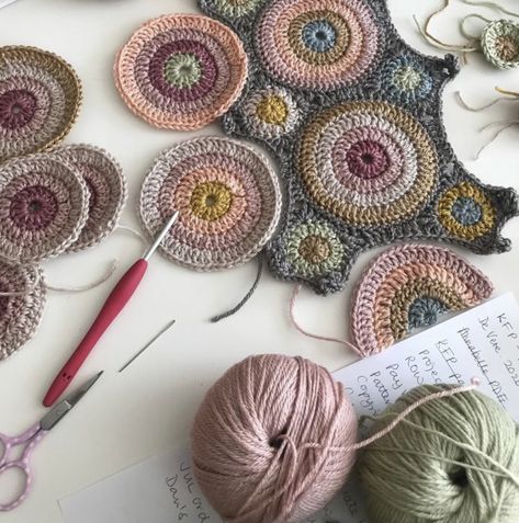 Jane Crowfoot, Magic Circle Crochet, Magic Circles, Circle Crochet, Crochet Blanket Designs, Crochet Bedspread, Crochet Circles, Manta Crochet, Hello Lovely