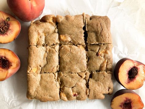 These super-simple brown butter peach blondies come together in a snap. Peachy and gooey. #blondies #peachdesserts | themarblekitchen.com Peach Blondies Recipe, Peach Brownies, Pear Blondies, Peach Blondies, Apple Brown Butter Blondies, Bourbon And Brown Butter Peach Cookies, Maple Brown Butter Blondies, Gooey Blondies, Pie Crumble