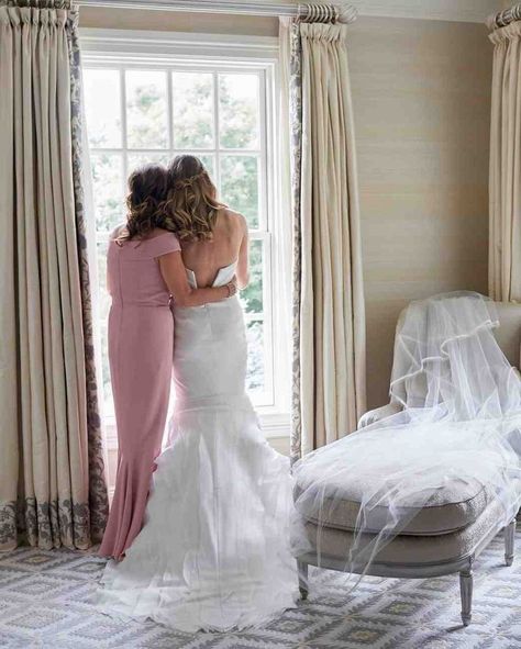 Mother Daughter Wedding Photos, Mother Daughter Wedding, Brides Mom, Wedding Portrait Poses, Wedding Picture Poses, Wedding Photography Styles, Looking Out The Window, Wedding Photos Poses, Foto Poses