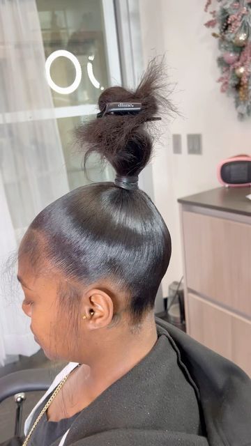 JAX BRAIDER 🐐 ONLY PAGE (JAX,FL) on Instagram: "Clean Molds 🥳🥳 • • • STYLE: High Ponytail MARCH IS COMPLETELY BOOKED JACKSONVILLE,FL 📍 NATURAL LADIES ARE WELCOME! Bookings open the 25th of each month @ 9AM (Slots go very quick) ��⏰ $20 deposit required to book ✅ 1 on 1 Ponytail Classes Offered ✨ Watch my story for more post,tips & info! • • #jacksonvillehairstylist #ponytails #knotless #knotlessbraids #explore #jacksonvilleknotlessbraids #jacksonvilleponytails #jaxponytails" How To Mold Hair For A Ponytail, High Ponytail, High Ponytails, Jacksonville Fl, My Story, Book 1, Care Products, Hair Stylist, Slots