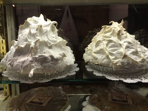 14 Restaurants In Kentucky With The Best Desserts Mile High Pie, Patti's 1880's Settlement, Kentucky Restaurants, Bardstown Kentucky, Great Meals, The Best Desserts, Best Desserts, Mile High, Fun Desserts