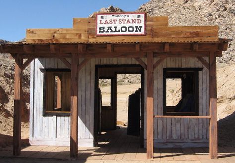 Saloon Western Village, Backyard Bar Shed, Cowboy Cabin, Saloon Ideas, Wild West Saloon, Old West Decor, Old West Saloon, Old Western Towns, Old West Town