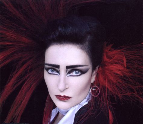 This is Siouxsie Sioux. | BEAUTY DARE: Siouxsie Sioux Eyeliner Glitter No Rosto, Maquillage Goth, 80s Goth, 80s Makeup, Siouxsie Sioux, 80s Punk, Punk Makeup, Behind Blue Eyes, Do Cute