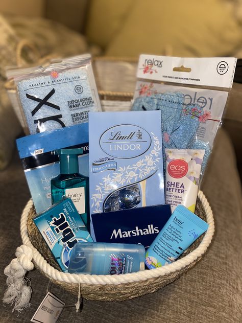 Blue Birthday Gift Basket, Birthday Basket Blue, Blue Gift Basket Ideas For Women, Teal Gift Basket Ideas, Blue Birthday Box Gift, Blue Gift Basket Ideas, Blue Themed Gift Baskets, Blue Gift Basket, Birthday Baskets