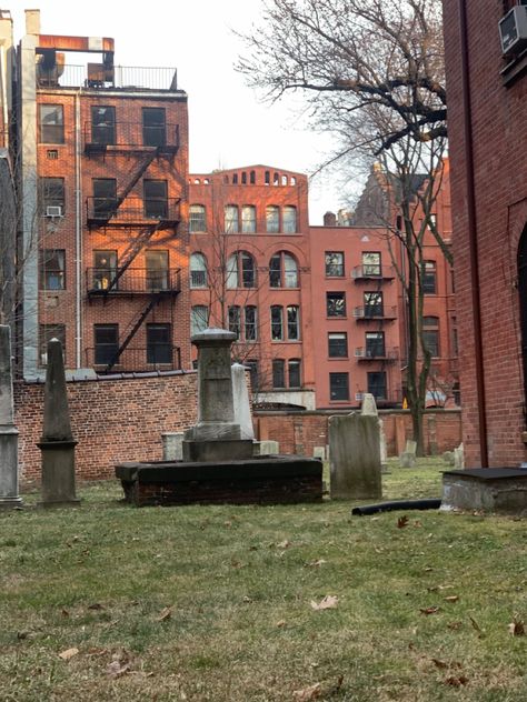 Pretty Graveyard, New York Gothic, American Gothic Aesthetic, Aesthetic Emo, Fever Dream, Dark Days, Liminal Spaces, American Gothic, Soho Nyc