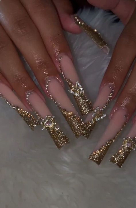 Prom Red Nail Designs, Birthday Nails For Sweet 16, Good Prom Nails, Nude Prom Nails, Black And Gold Birthday Nails, Gold Makeup Looks For Prom, 21st Birthday Nails Acrylic, Prom Nails Gold, Gold Prom Nails Acrylic