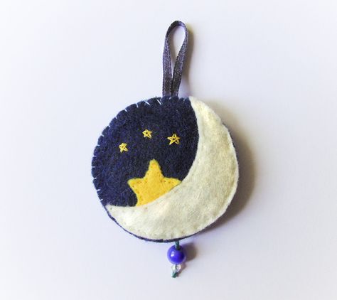 Felt Moon, Felt Wall Hanging, Felt Wall, Felt Bookmark, Diy Sewing Gifts, Eid Party, Felt Christmas Decorations, Christmas Festival, Felt Ornament