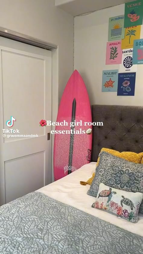 Simple Beach Room Ideas, Beach’s Room Decor, Summer Room Inspo 2023, Ocean Style Bedroom, Preppy Beach Bedroom Ideas, Surfing Bedroom Ideas, Coconut Room Decor, Malibu Barbie Aesthetic Bedroom, Cute Room Ideas Beachy