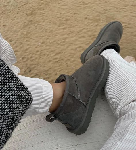 Uggs Mini, Grey Uggs, Ugg Boots Outfit, Ugg Mini, Uggs Outfit, Winter Mode, Shoe Inspo, Aesthetic Shoes, Swag Shoes